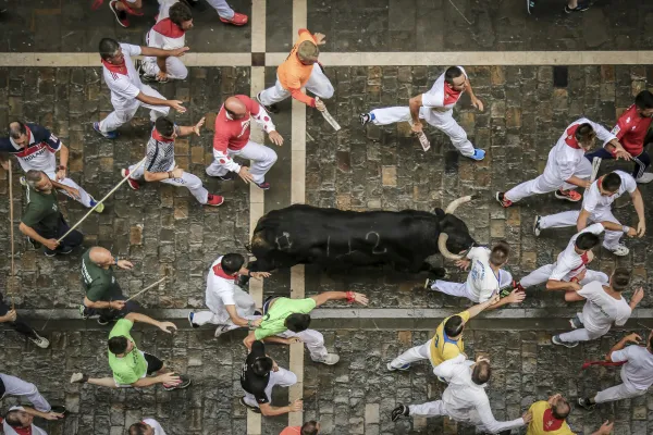 San Fermín Balcony vs Street: Cost, Timing, and Booking Strategy